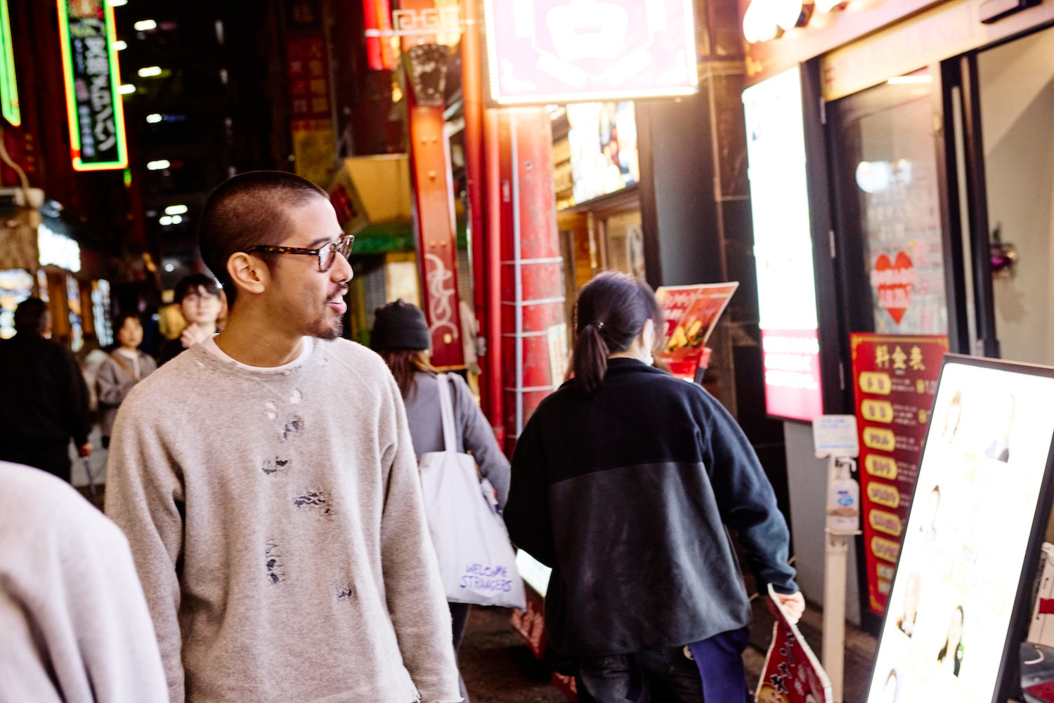 Yuya's face suddenly lights up when he visits Yokohama Chinatown for the first time in a long time. He skillfully avoids the solicitations for fortune telling and manages to get his hands on some Kakuni Manju.
