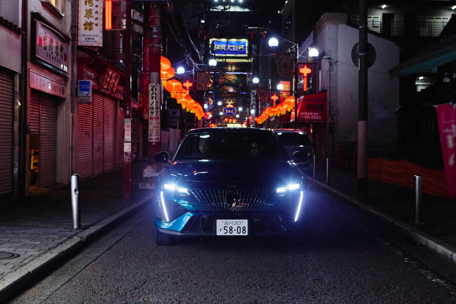 Advanced matrix LED headlights. When they detect oncoming vehicles or pedestrians, they automatically distribute light while avoiding moving objects.