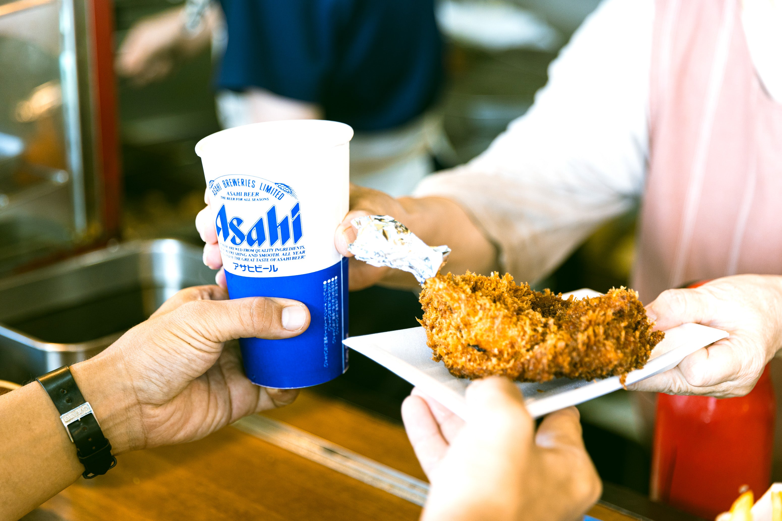 ジューシーで食べ応え抜群の名物チキンカツ。これひとつでビール2杯は飲めそうだ。ゲン担ぎなのか、浦和競馬場はカツのメニューが豊富にそろう。
チキンカツ ¥300 生ビール ¥650