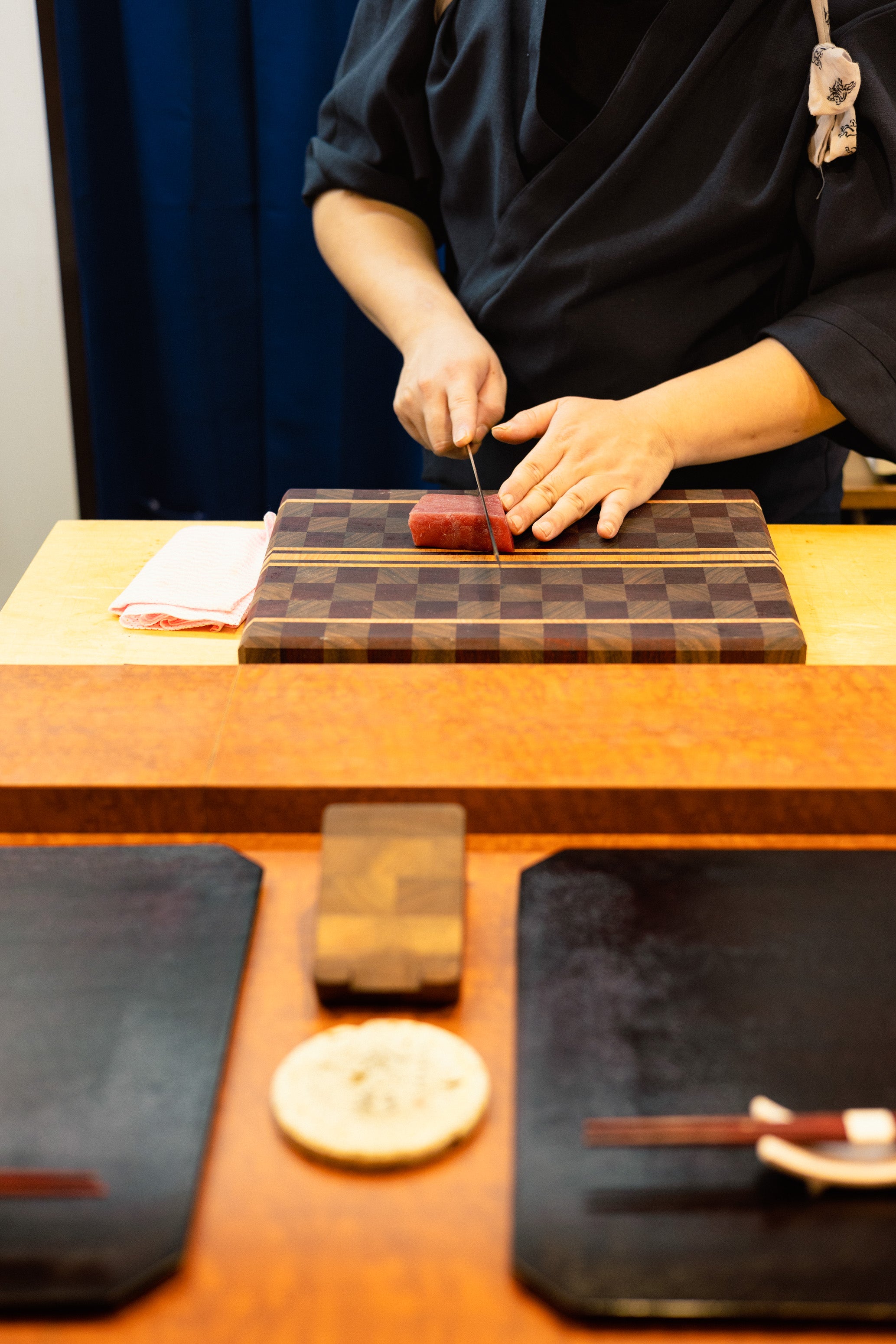 天然本鮪の刺身は、中トロと大トロが混じった部位、腹中を使用。蕎麦豆腐など、丁寧に作られた一品料理は繊細な味わいだ。日本酒はメニューのなかから3種を飲み比べることも。
天然本鮪 ¥1500、蕎麦豆腐 ¥500、新政 S-type 2023 純米生原酒(70cc) ¥1,000、日本酒飲み比べ3種 (小)¥1,200、(大)¥1,500