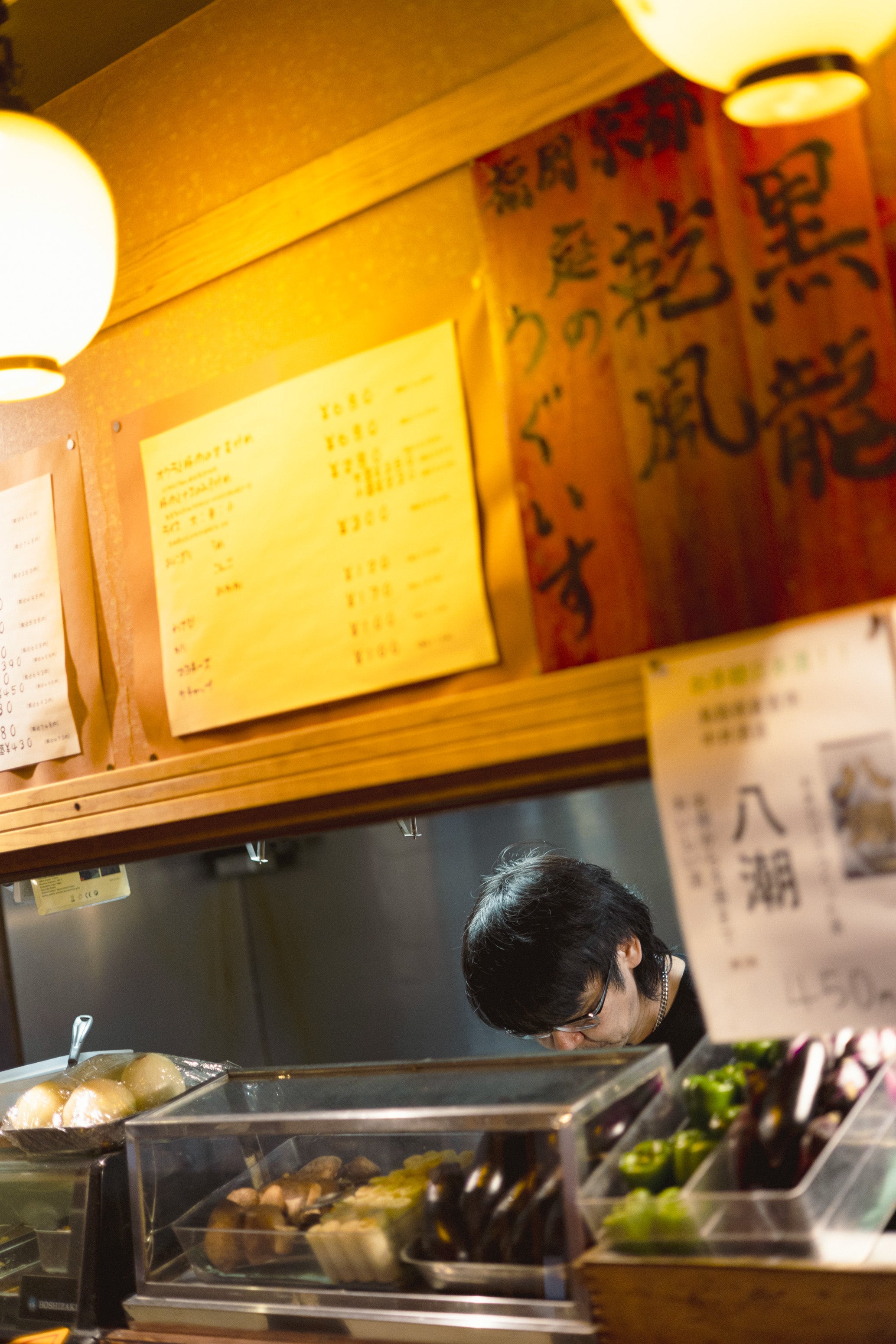 新鮮な刺身に加えて、やきとり・やきとんなどの串ものも。いわゆる居酒屋メニューをほぼ網羅しているので、週3で来る常連も飽きることはない。
お通し ¥440、刺身盛り合わせ ¥1,850、水府自慢 純米吟醸 ¥650