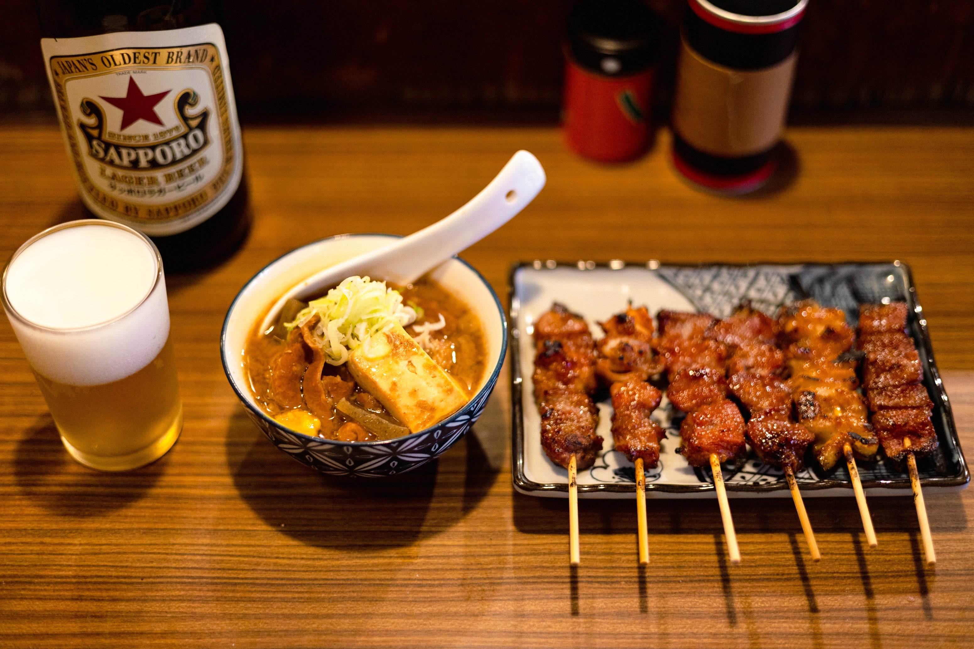The 6-piece "Miso-yaki" set includes the basics of head, tongue, heart, liver, cartilage, and white meat. The "stew" is also a specialty, with the texture and rich flavor of the large white offal going well with sake. Miso-yaki ¥640, stew ¥320, draft beer ¥600 (as of October)