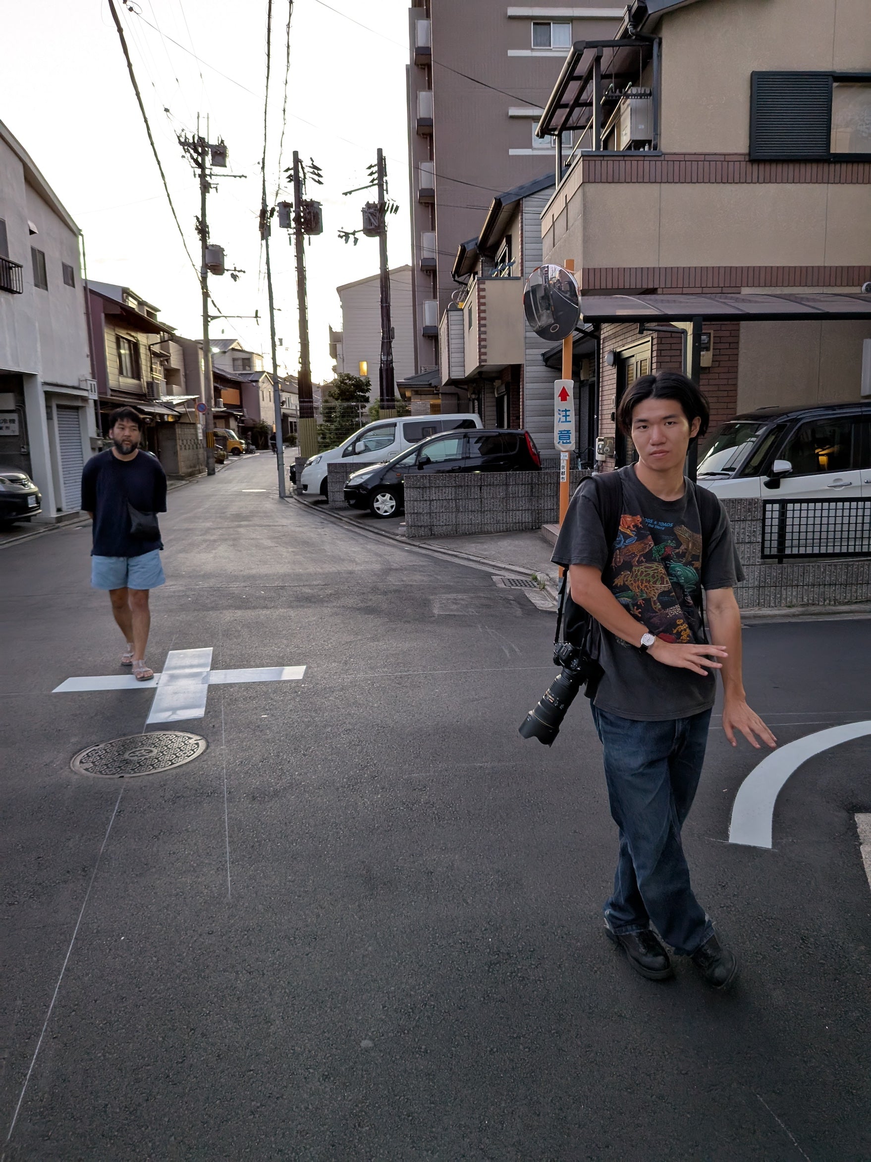 こちらも実はひとが映り込んでしまったので消しゴムマジックで消したもの。せっかくなので、マンホールも消してみた。これも言われなければ気づかないくらいの精度。