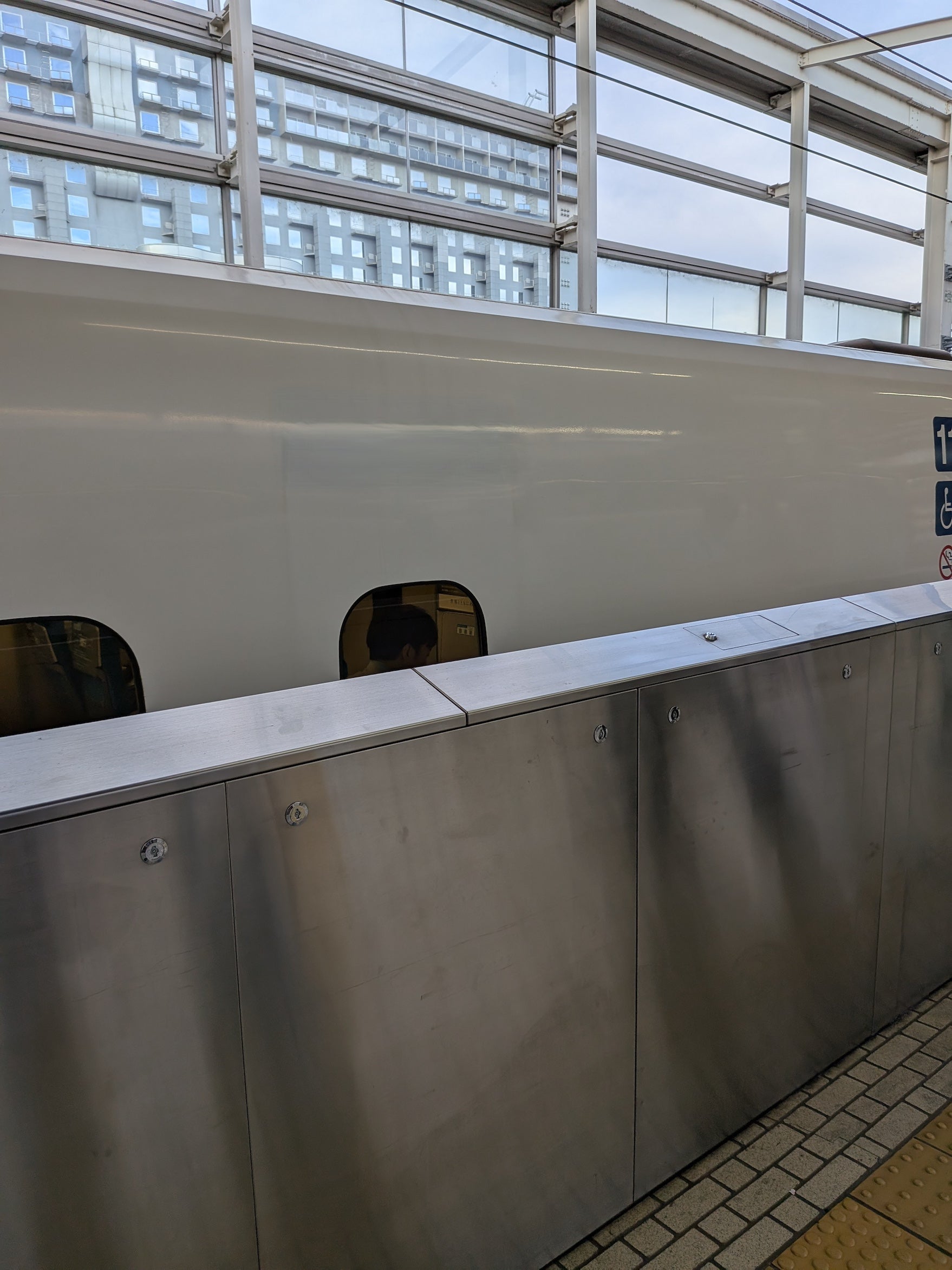 「Pixel 9 Pro Fold」の写真機能を試してみた。まずは動く新幹線。どうでしょう？