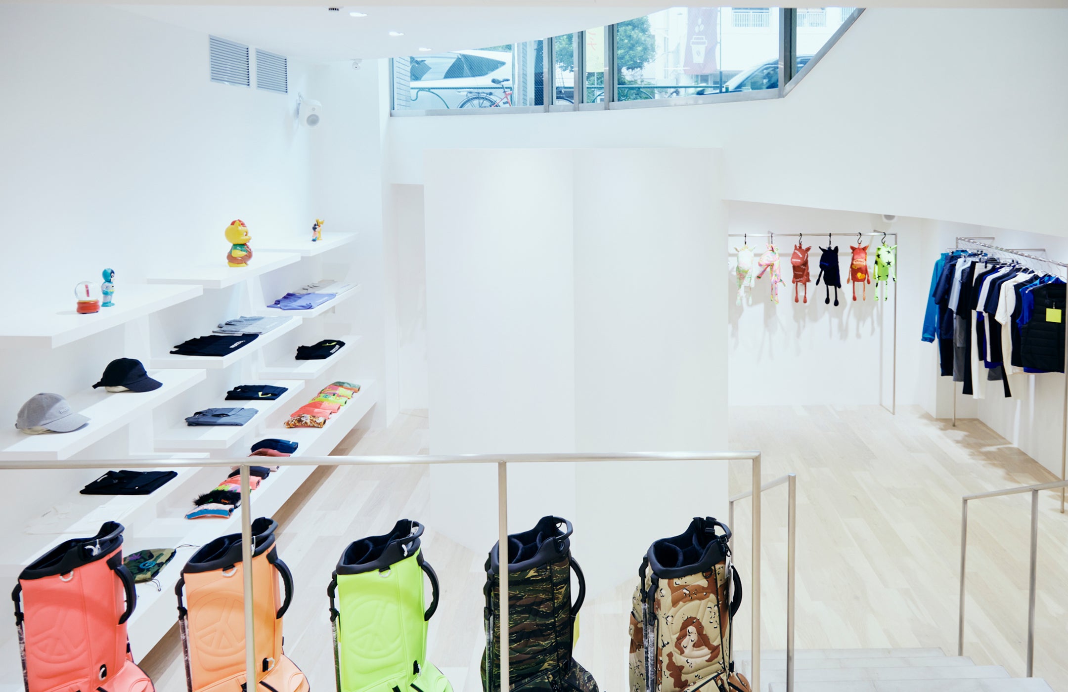 すっきりとアイテムを並べた店内。白の空間がアイテムを際立てる。