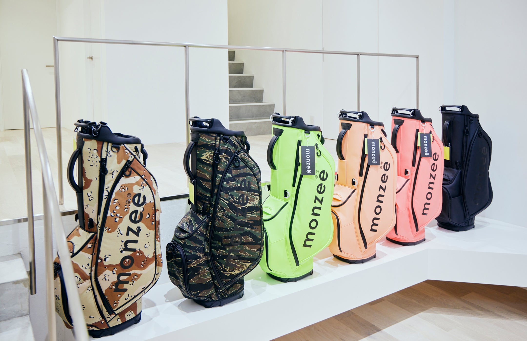 多彩なカラーリングをそろえたキャディバッグも人気。扱いやすく、使い勝手もばっちり。