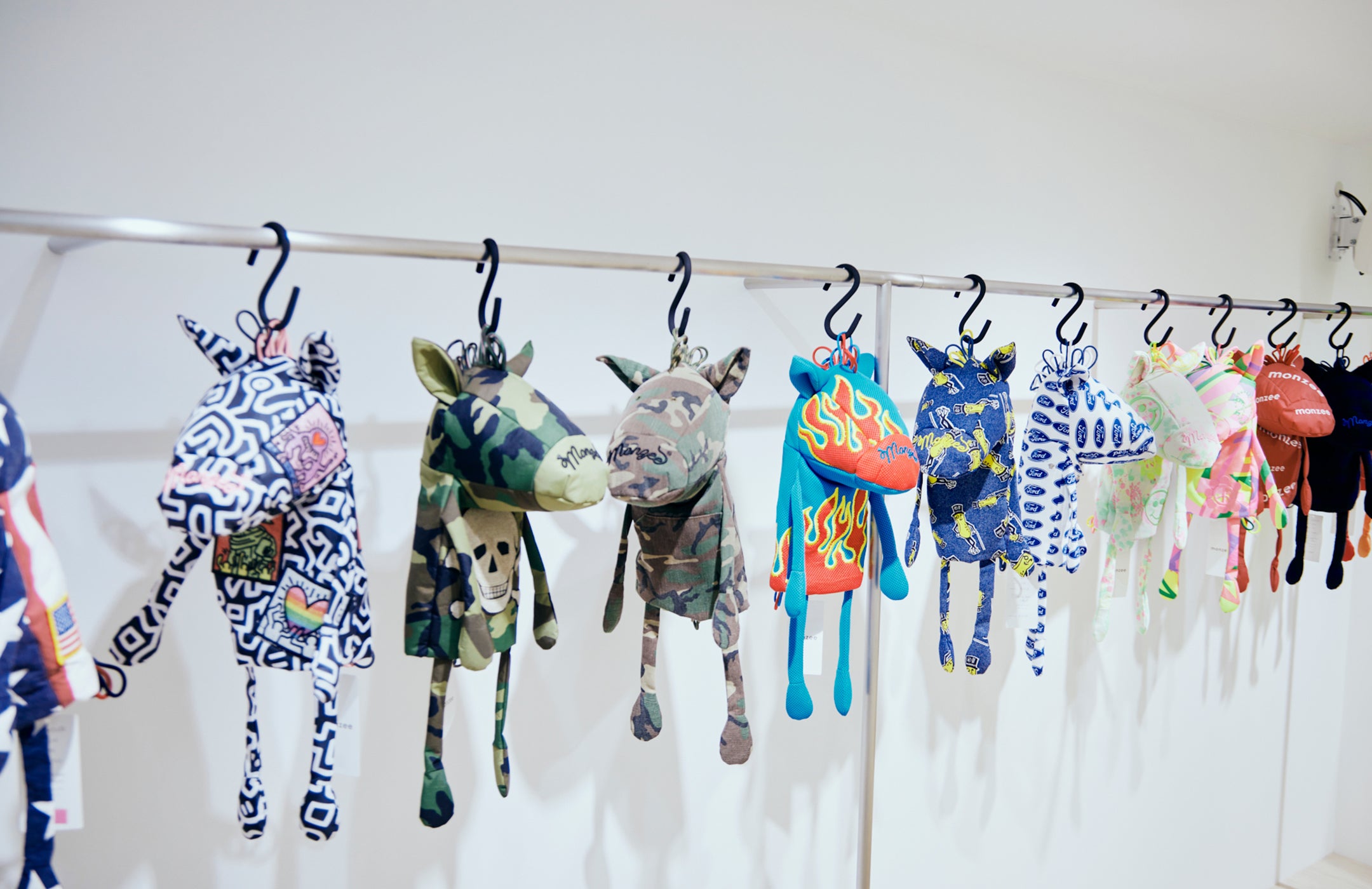 人気のロバのヘッドカバー。さまざまなモチーフが使われているので、必ずお気に入りが見つかる。ギフトに選んでも喜ばれること請け合い。