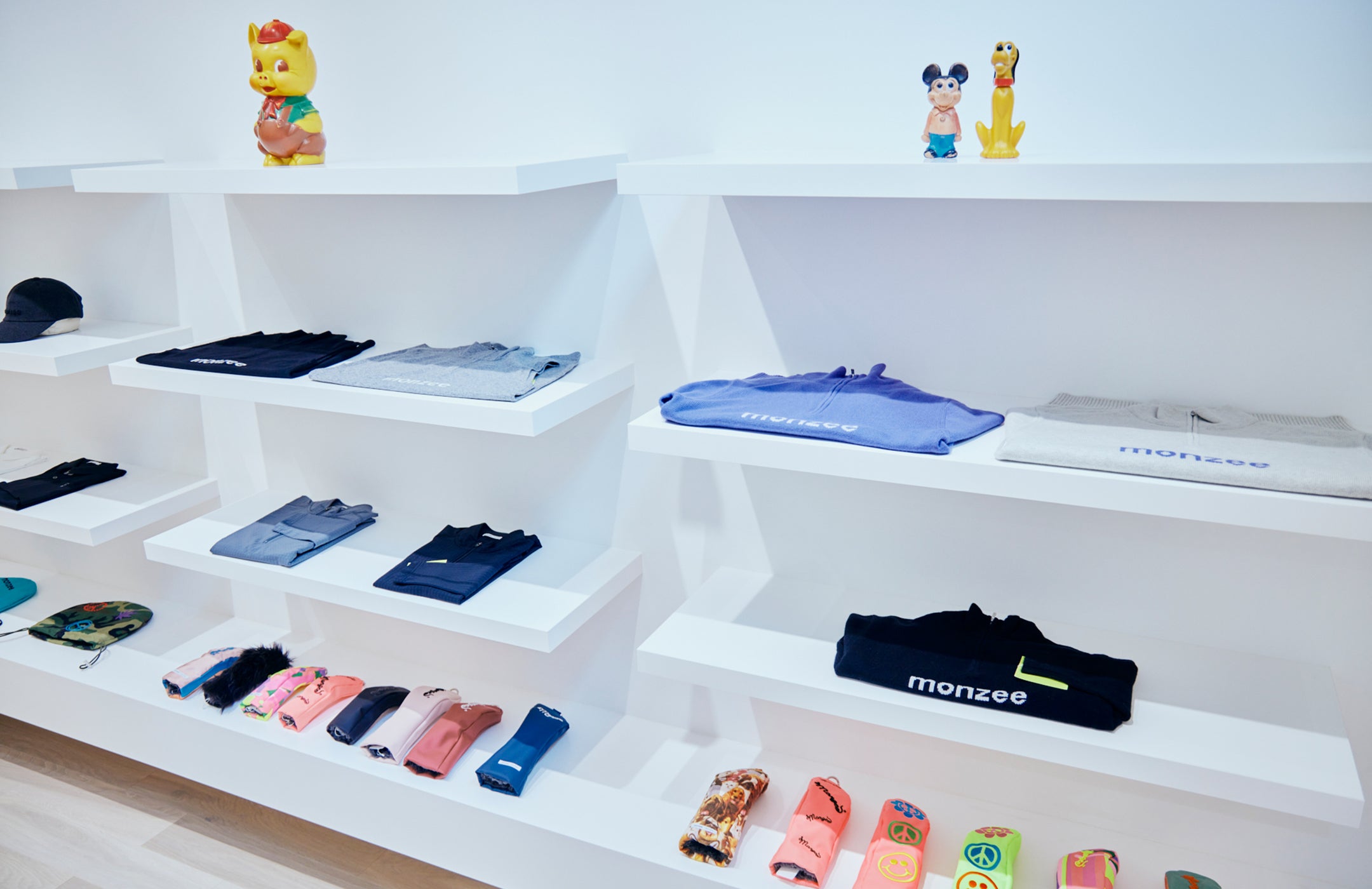 ウェアからアクセサリーまで、さまざまなアイテムがラインナップ。個性豊かなデザインでゴルフスタイルにアクセントをつけたい。