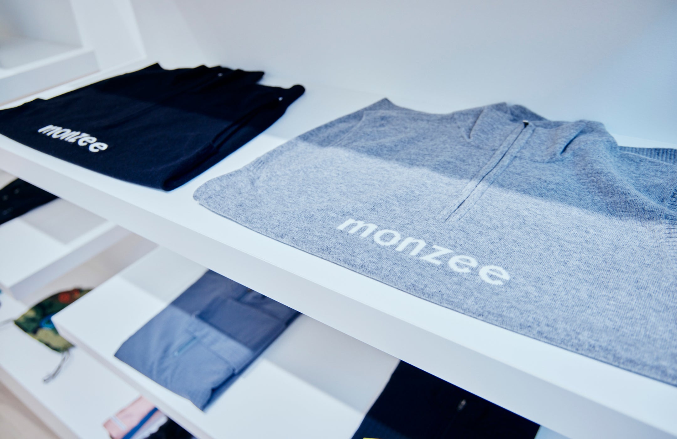 素材にこだわるのも〈モンジー〉の特徴。高品質なウールを使ったベストは、デイリーユースにもおすすめ。