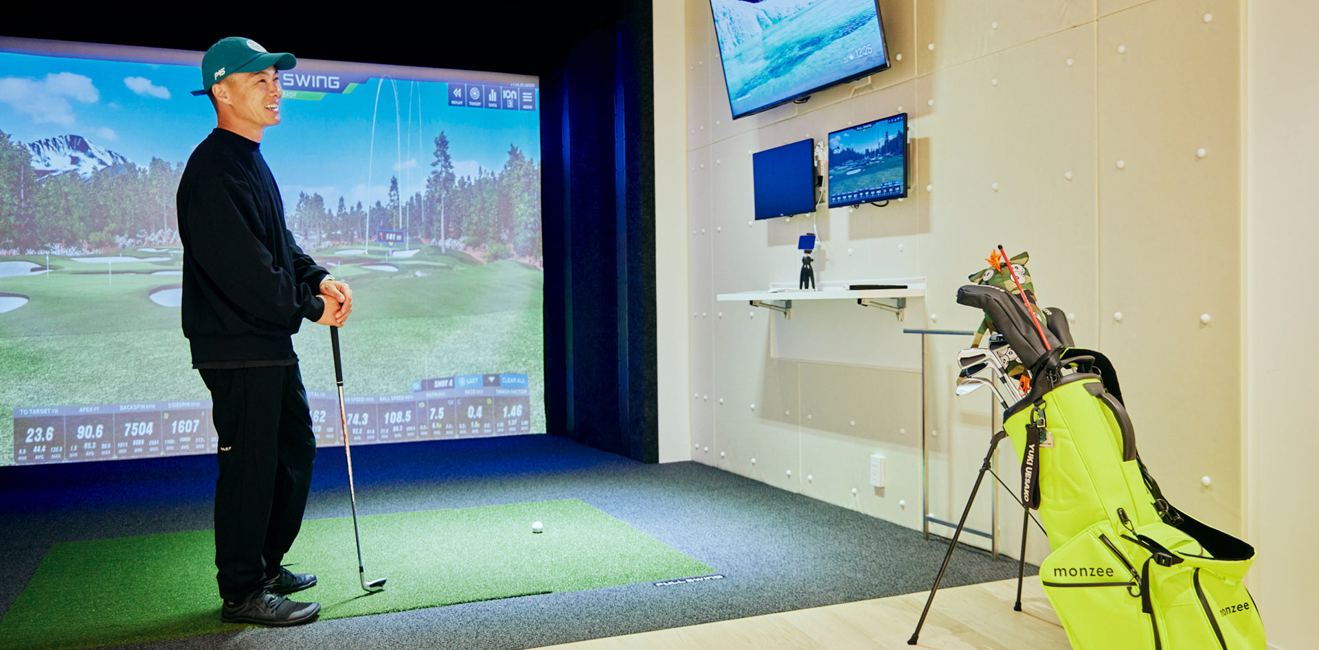 地下２階にある、プライベートのゴルフシミュレーション。ウェアのサンプルを着用して実際にスイングしたり、仲間と集まり遊んだりしている。導入したのは、タイガー・ウッズも愛用している高性能のシミュレーター「フルスイング」。