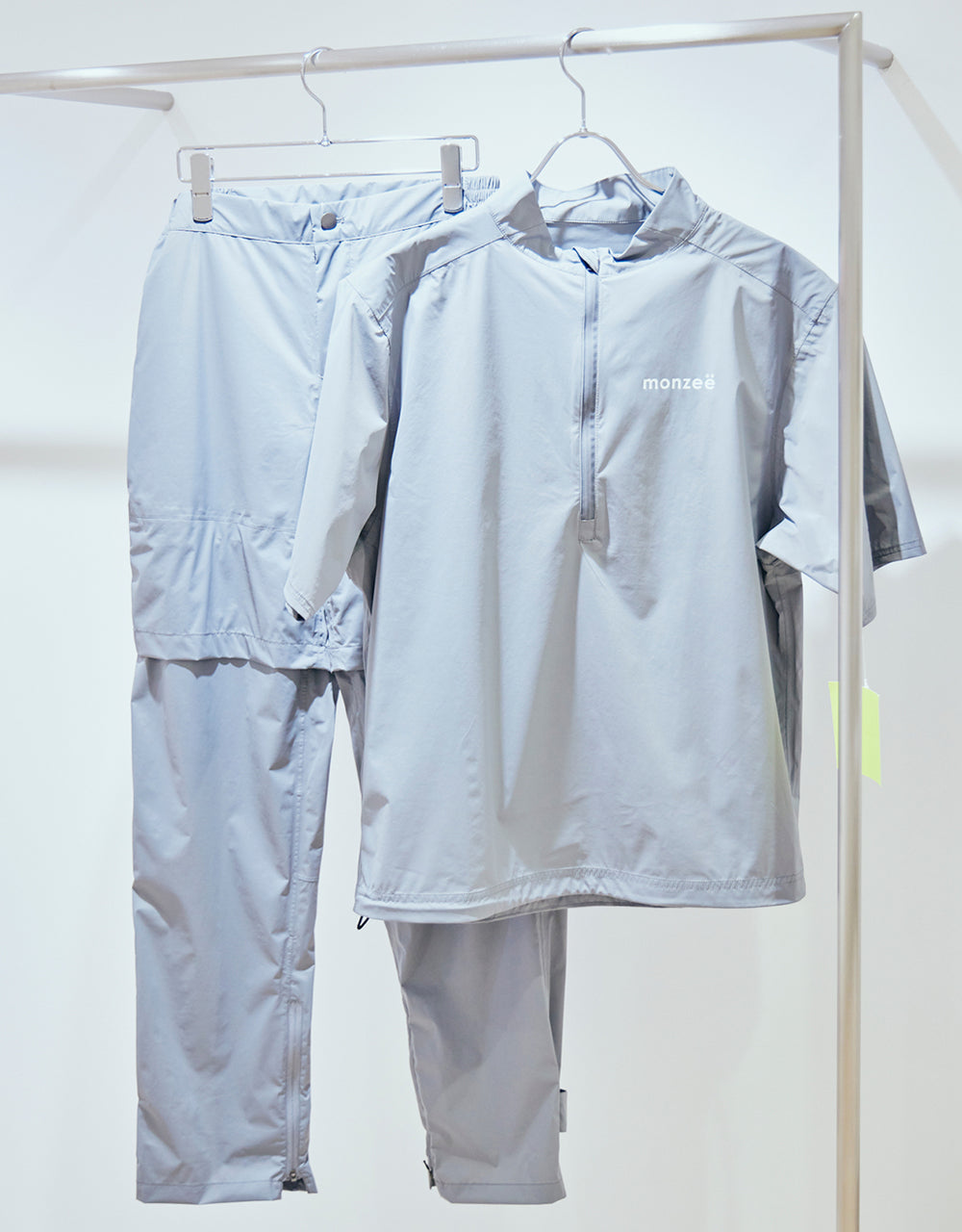 〈モンジー〉のレインウェア