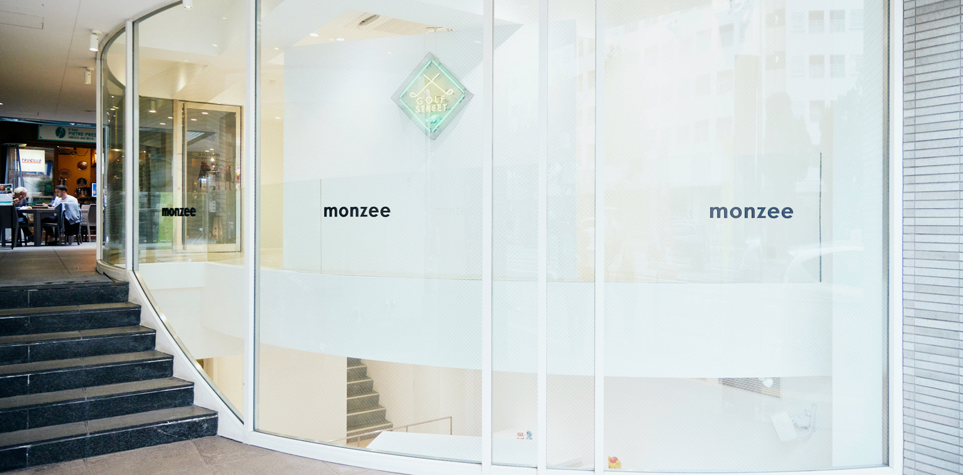 Monsey is located along Gaien Nishi-dori. It moved from a nearby neighborhood this spring and is now in a spacious store. The street is called "Golf Street" because of the high concentration of golf shops nearby, but it has had a neon sign that reads "GOLF STREET" since before that.