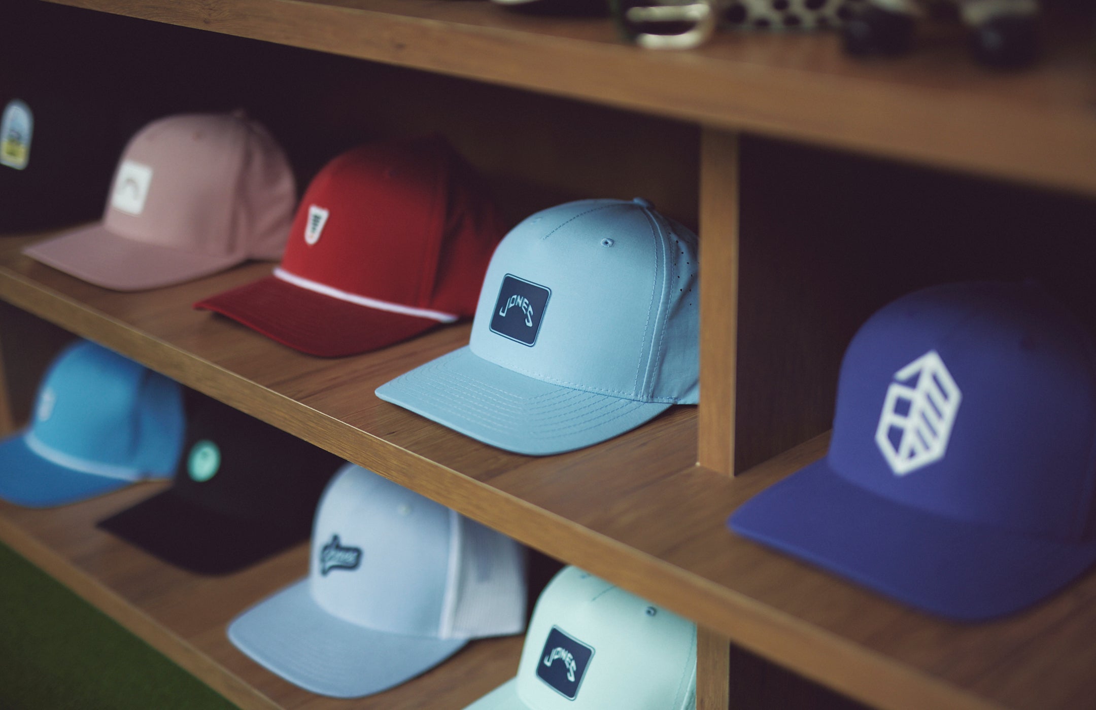 プレイ中に欠かせないキャップは、着こなしのアクセントにも。さまざまなブランドがそろっている。