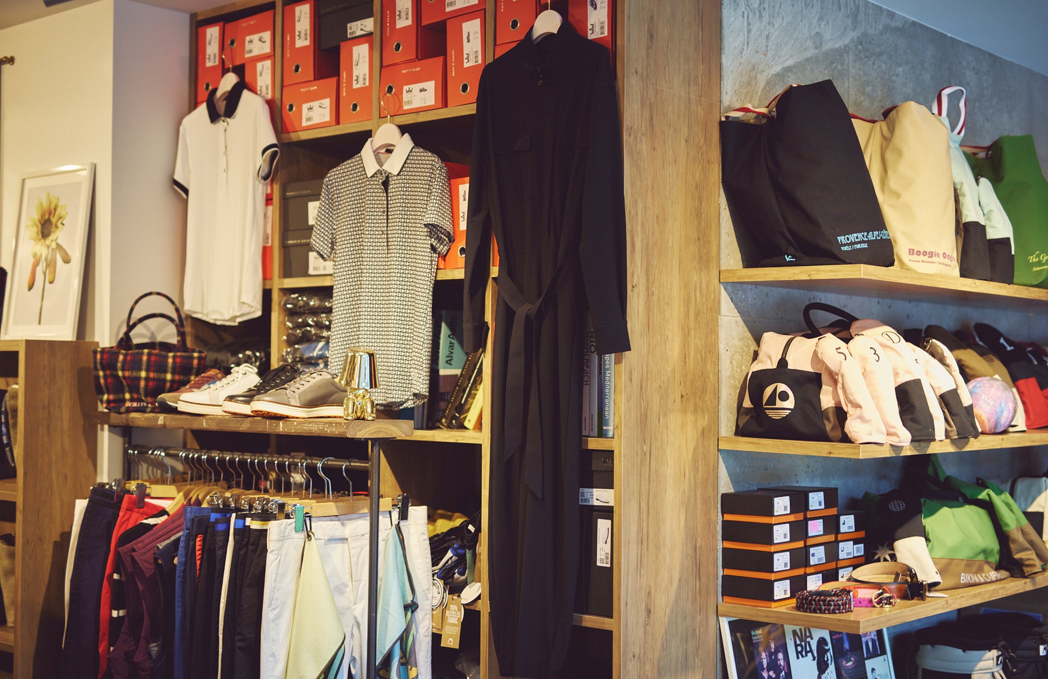 レディースもスタイリッシュなデザインだけをセレクト。ゴルフ場だけではなく、カジュアルに着られるものも多数ラインナップする。