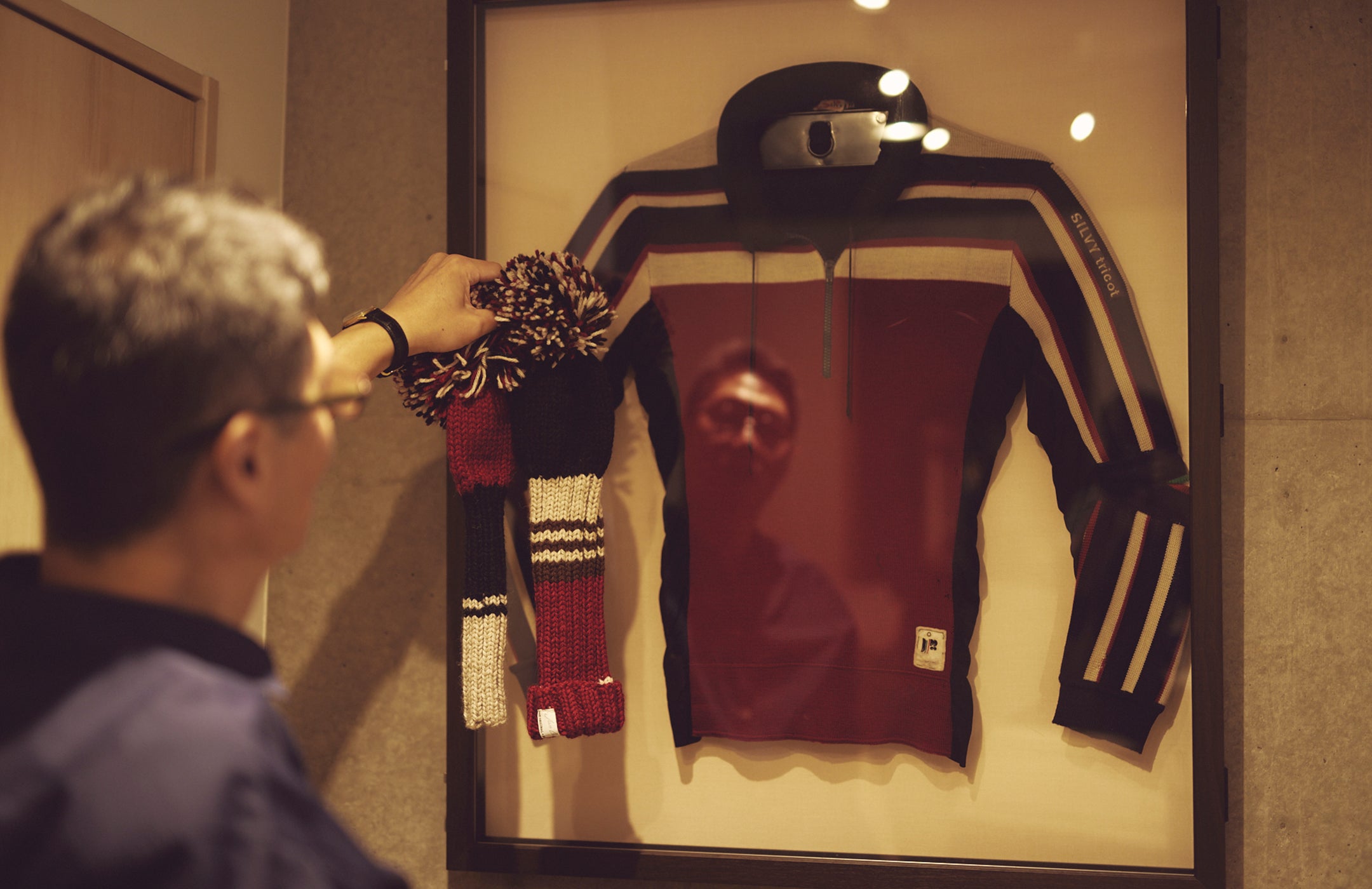 スキーのヴィンテージユニホームをモチーフに、〈ジャンクレイグ〉へ別注したヘッドカバー。クラシカルな配色が唯一無二の存在感を発揮する。