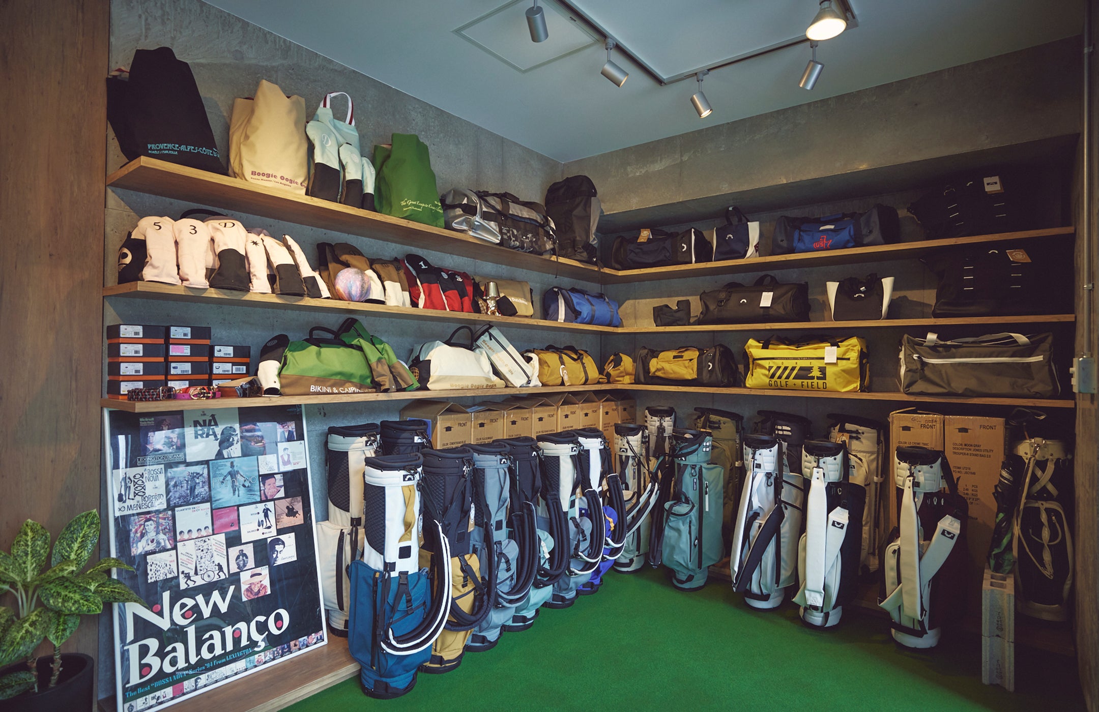 店内に入るとすぐにバッグがずらり。〈ジョーンズ〉のキャディバッグやショップオリジナルの〈ニーディープ〉などが並ぶ。
