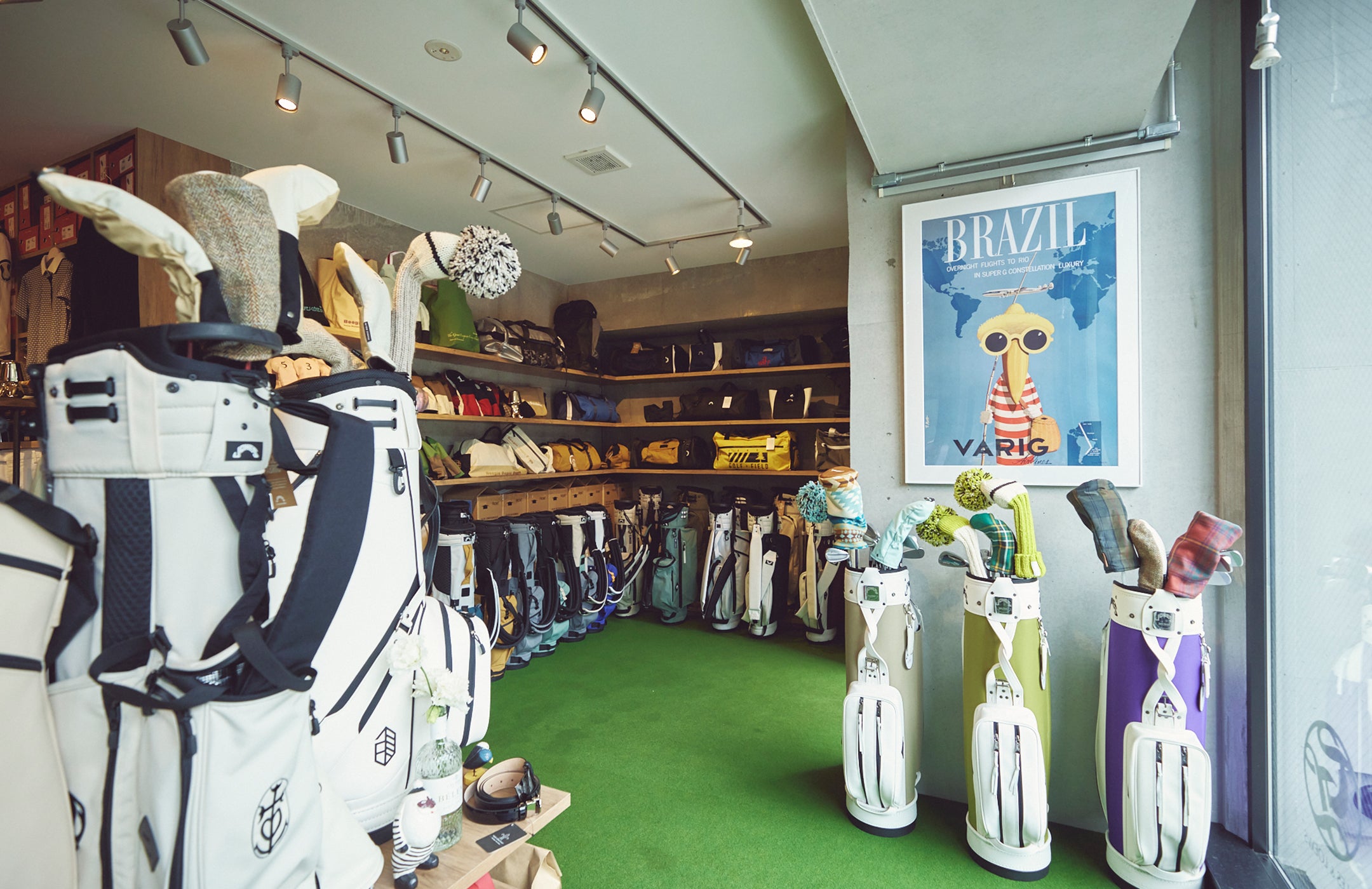 自然光が差し込み、開放感のある店内。販売されているアイテム数は多いので、時間をかけて吟味したい。