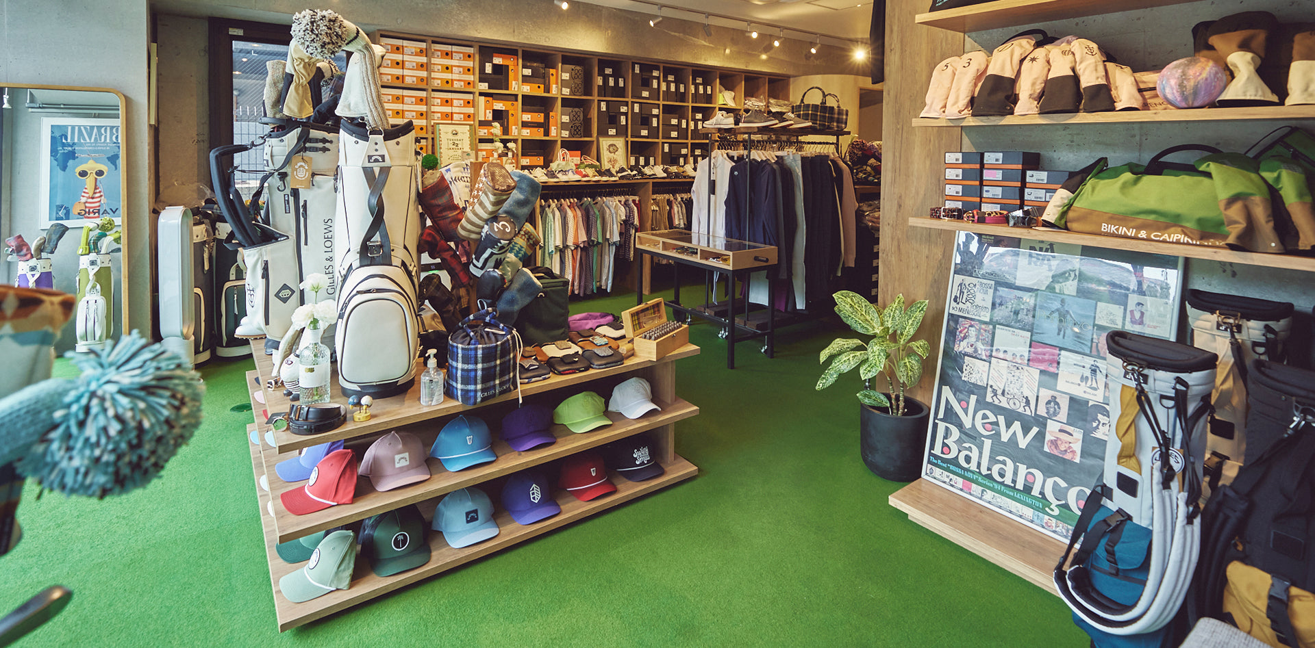 ゴルフ場を彷彿とさせる店内は、プレイ中の着こなしをイメージしやすい。