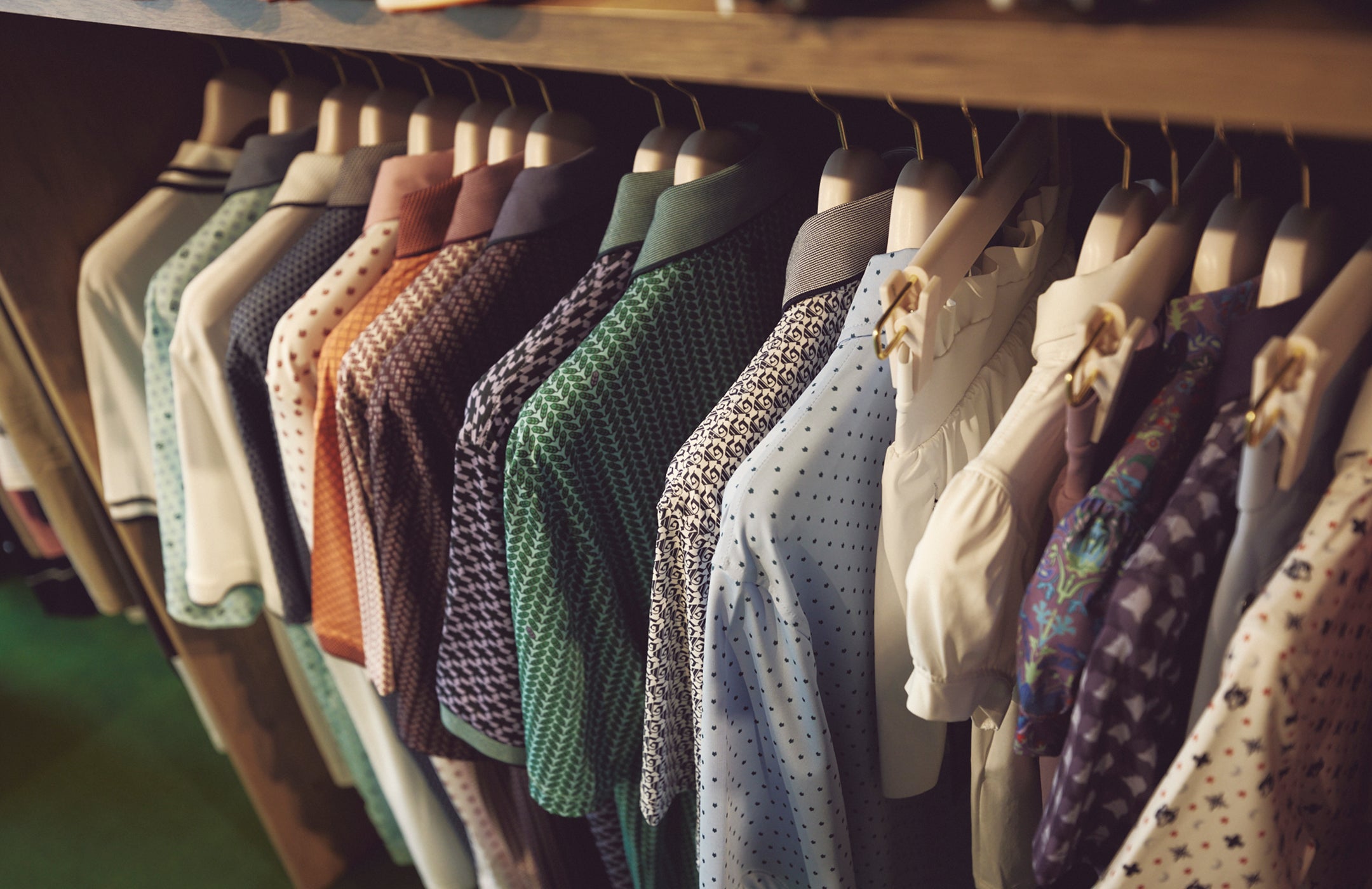 柄ものも、模様が細かく落ち着いた大人の印象。目立つロゴはなく、日常使いもしやすい。