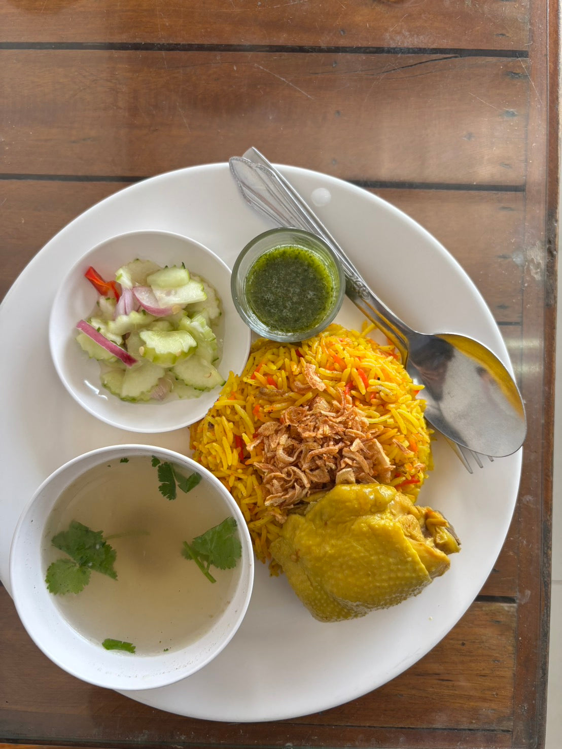 カメラマンに聞いたところ、カオモックガイというタイ版のビリヤニだった。めちゃくちゃおいしかった。