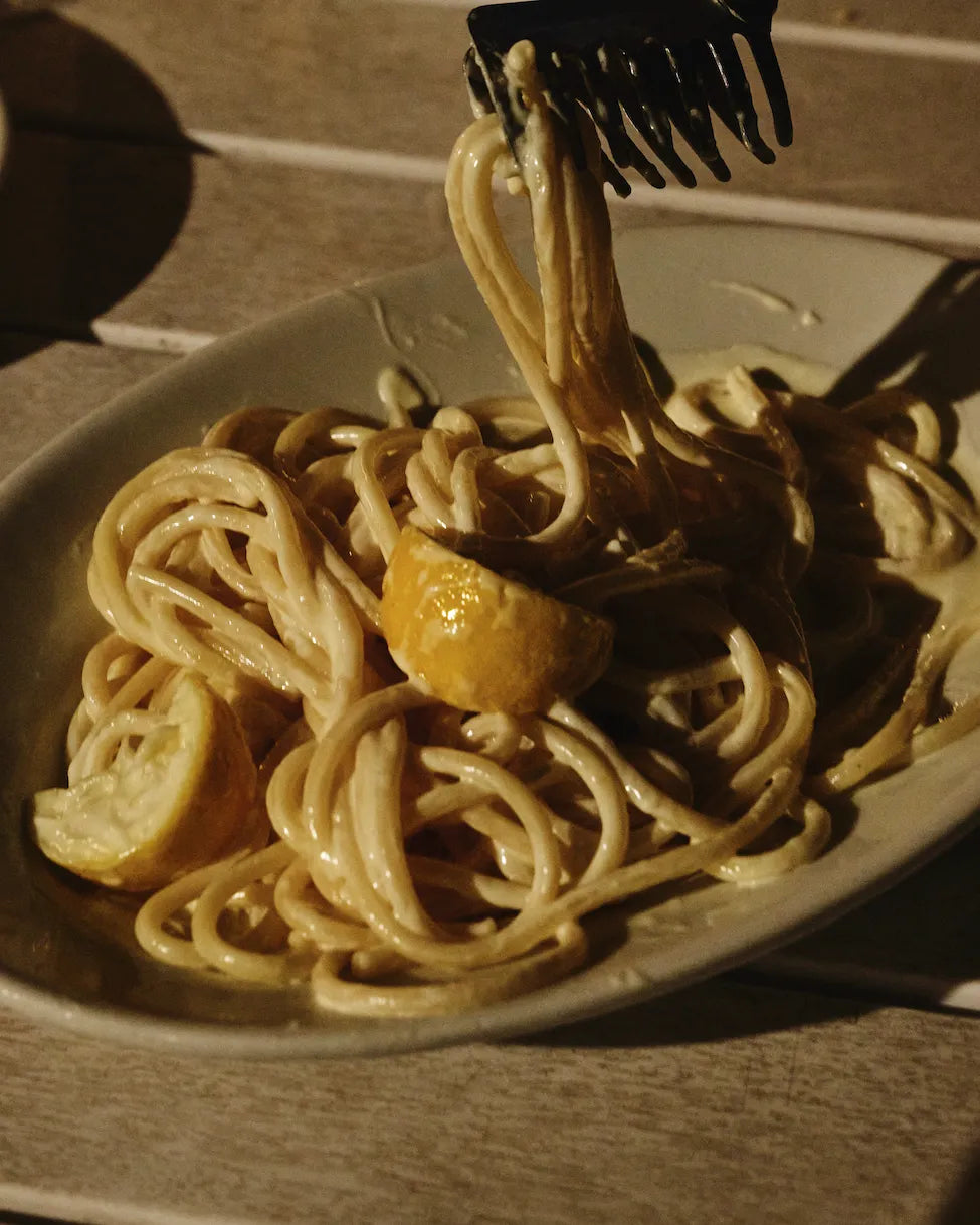 スパゲッティよりも麺が太いスパゲットーニを、レモンと発酵バター、そして濃いめの生クリームで和えて。茹で時間が少々長いのでご注意を。レモンクリームのスパゲッティ ¥1,980