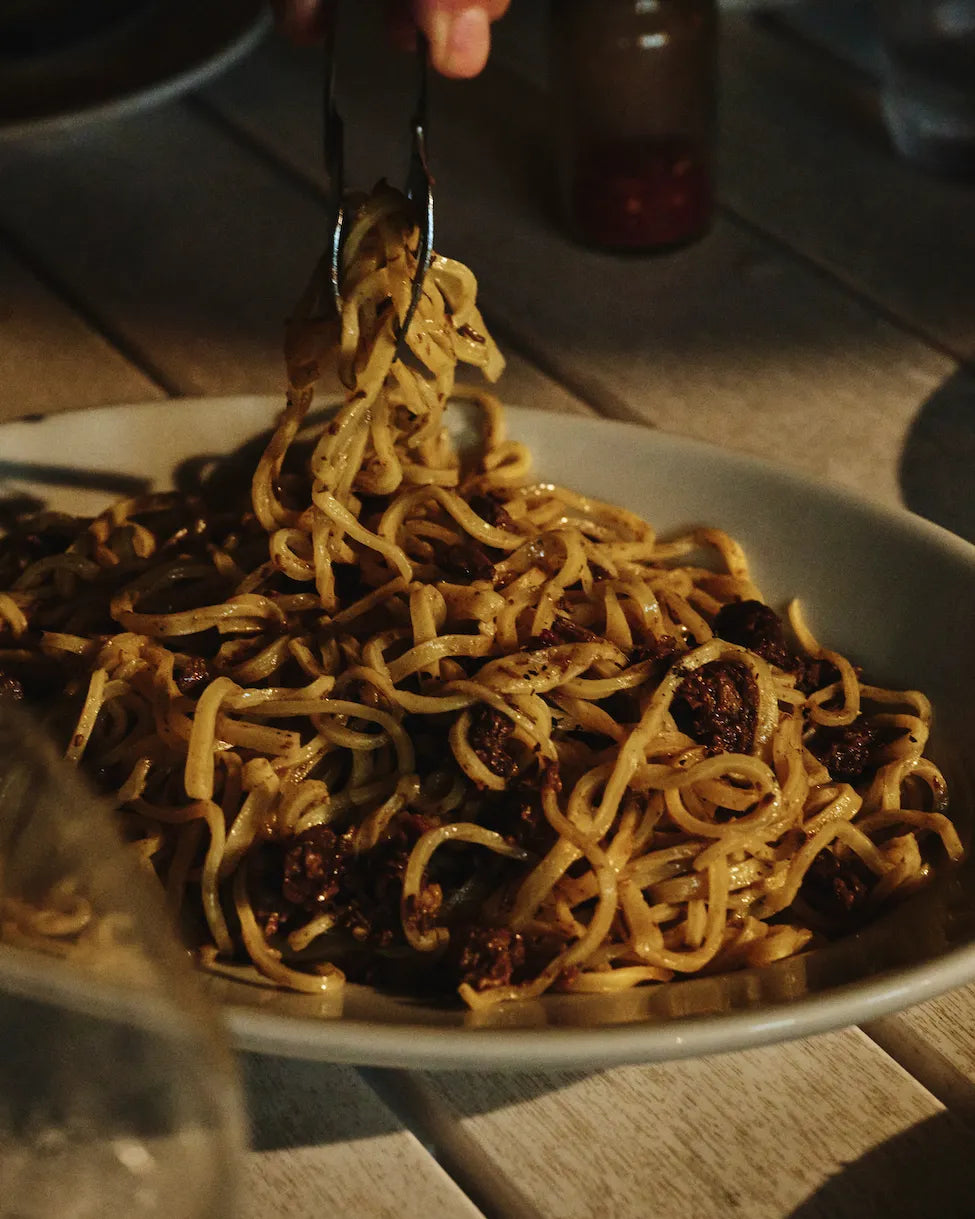 タヤリンと呼ばれる北イタリアはピエモンテ州の平打ちパスタに、牛肉を赤ワインで煮たラグーを絡めた一品。よく混ぜて召し上がれ。牛肉ラグーのタヤリン ¥1,980