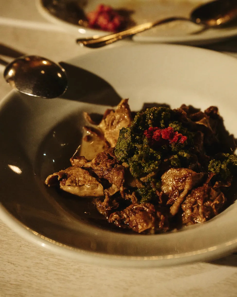 メインにハラミの皮を使い、あとは牛すじなどを入れたモツ料理。イタリアンパセリとアンチョビ、ケッパーなどをフードプロセッサーで撹拌したソースが絶品。牛モツのボッリート（茹で）¥1,680