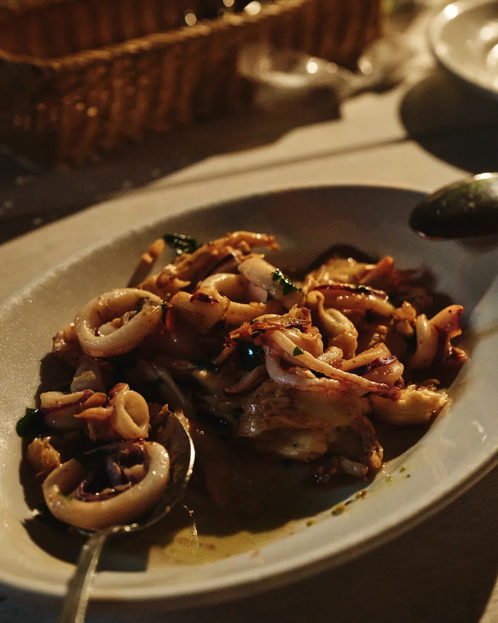 季節によって異なるイカを使うそうで、この夏はアカイカで。シチリアの「ヴェッキオ サンペーリ」というワインを使うことで、独特の風味、香りに。イカとマイタケのソテー ¥1,680