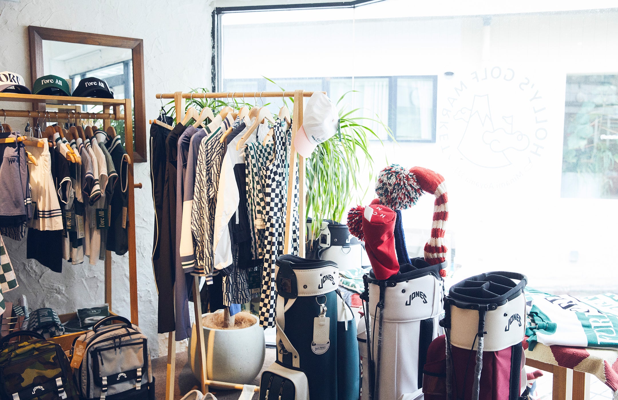 キャディバッグからウェアや小物まで、ゴルフや日常で使えるアイテムが目白押し。