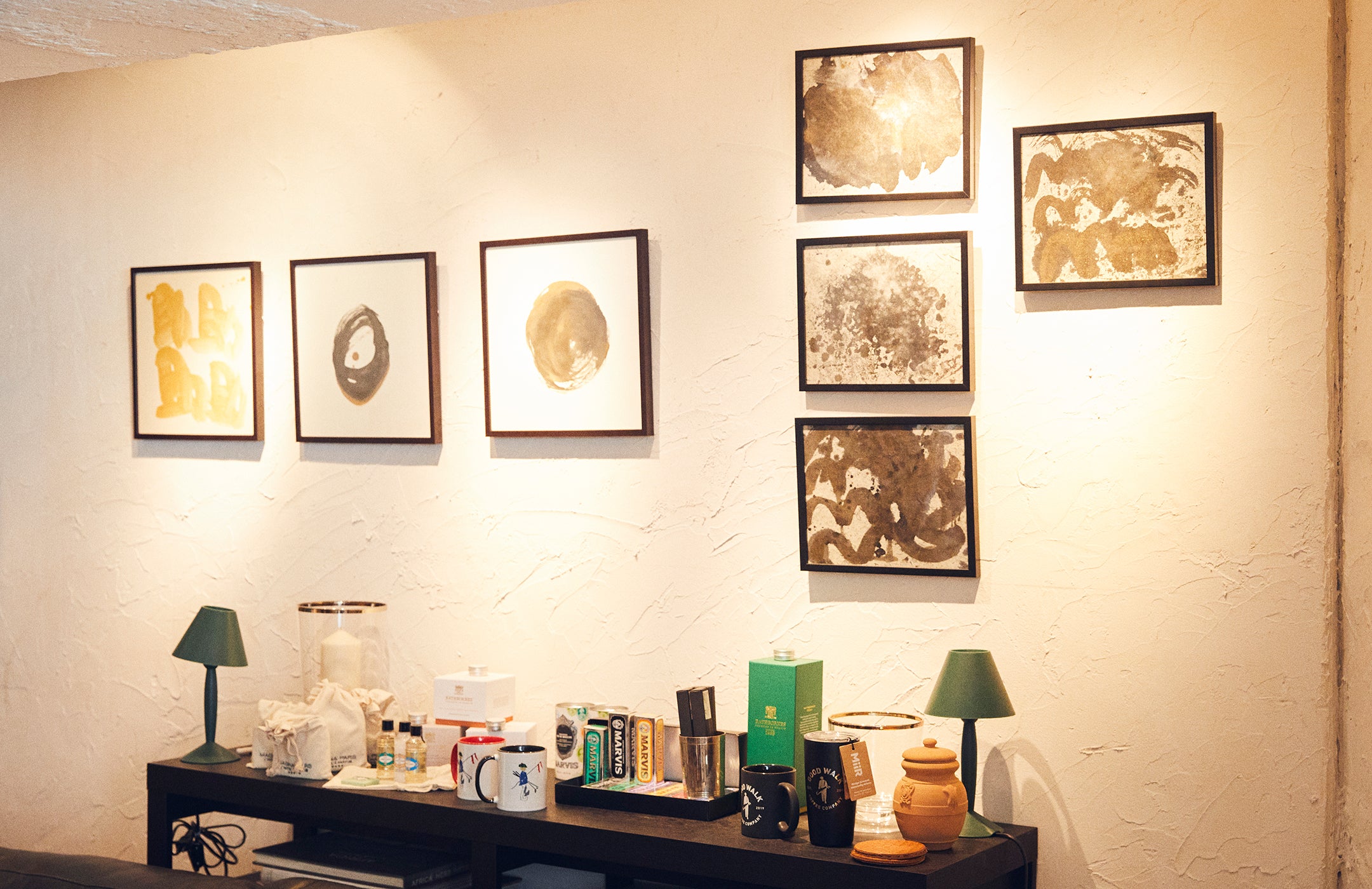 重度の自閉症を抱えるアーティストのアウトサイダー・アート。その下には、イタリアのデンタルケアブランド〈マービス〉や〈ホリーズオリジナル〉のマグカップなど、雑貨も販売。