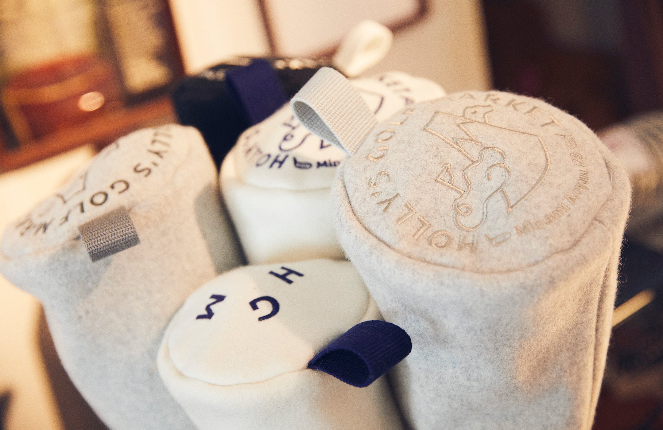 ロゴをあしらった〈ホリーズオリジナル〉のヘッドカバー。ゆるいタッチで描いた富士山にラフな雰囲気が漂う。