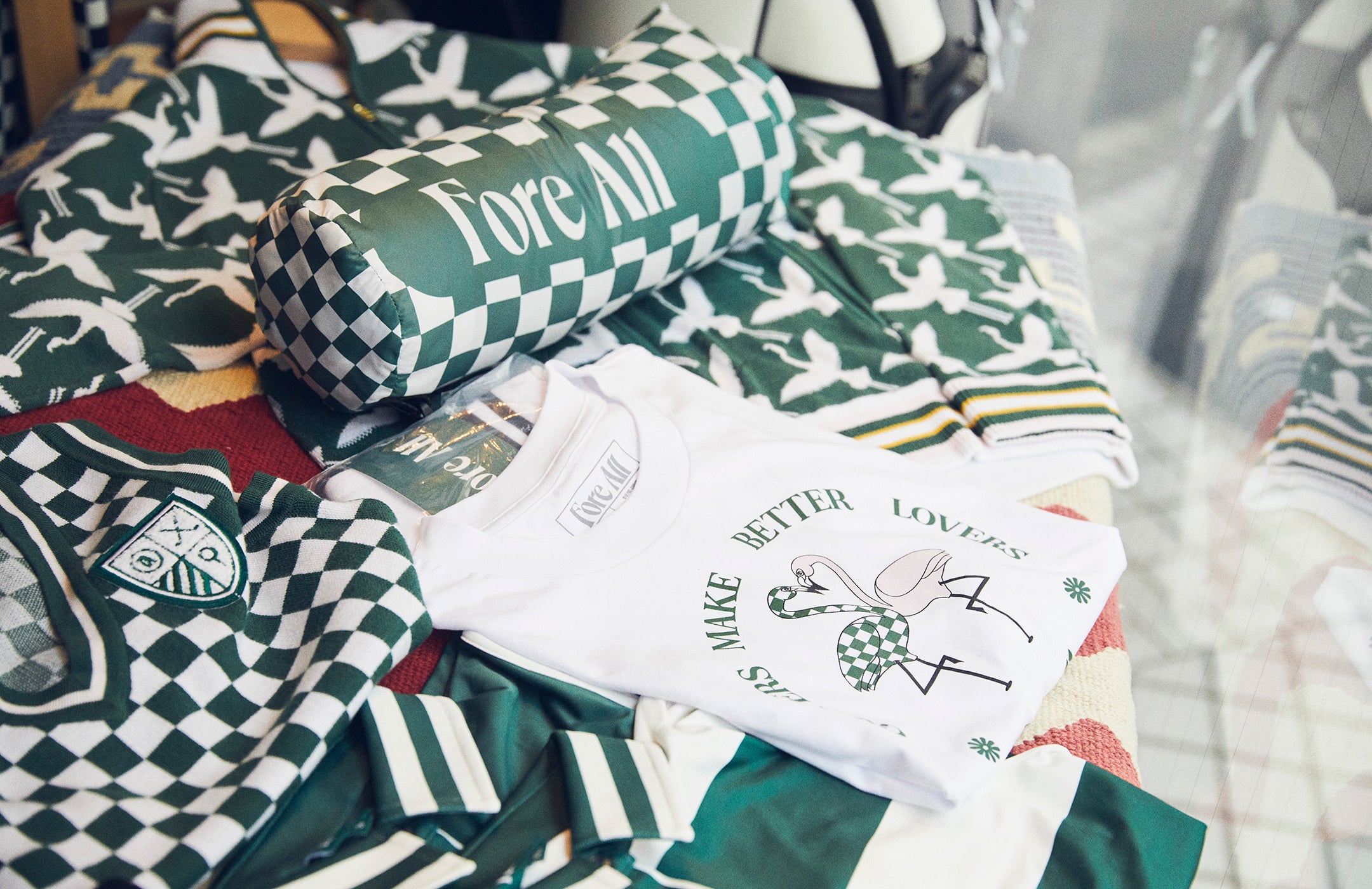 グリーンのチェッカーフラッグ柄がアイコニックな〈ファーオール〉は、デザインが人気。