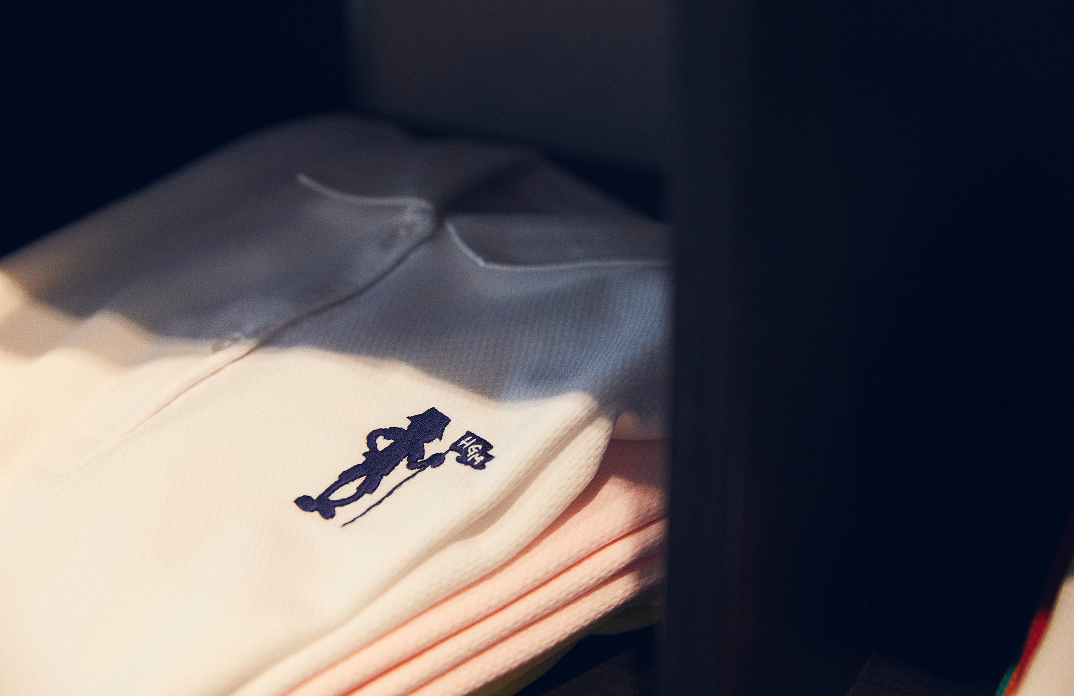 堀川さんをモチーフにした〈ホリーズオリジナル〉のキャラクター「ホリーくん」。ゆるい雰囲気が本人さながら。