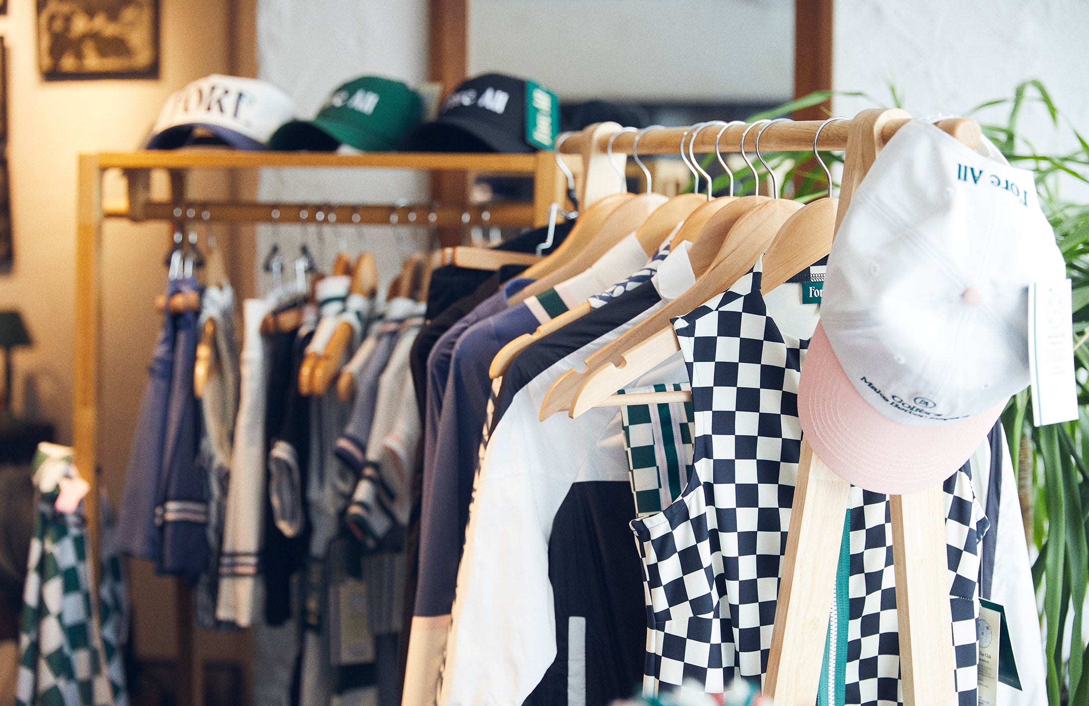 レディースも充実。かわいらしいデザインやシルエットのアイテムが豊富にそろう。