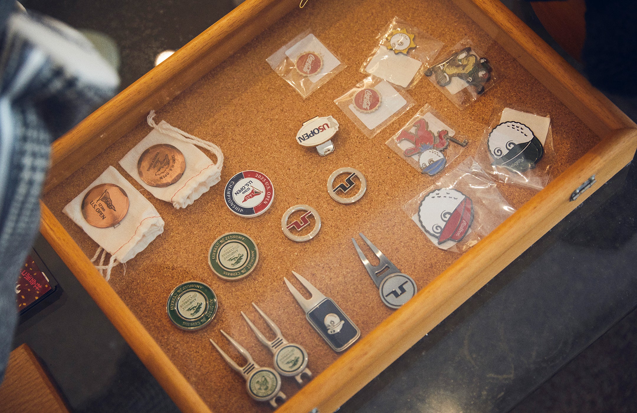 小洒落たデザインのゴルフマーカー。なにげない小物にもこだわりたい。