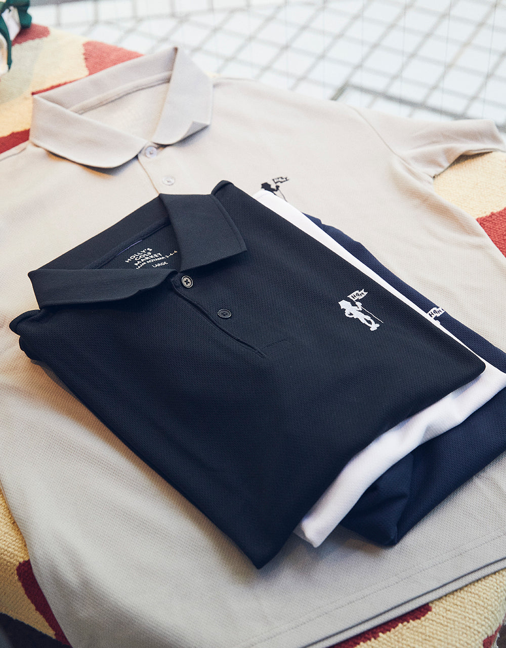 〈ホリーズオリジナル〉のポロシャツ