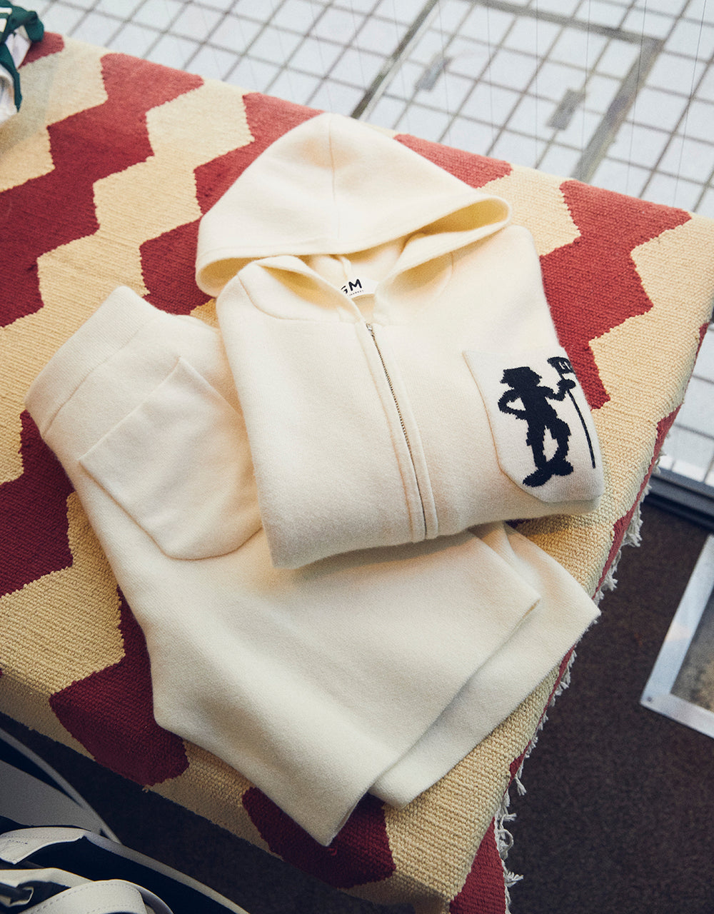 〈ホリーズオリジナル〉のパーカとショーツ