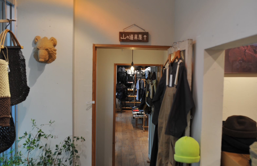 「リュネッツ」と「山の道具屋」は店内で繋がっている。ふたつの店の趣はまったく異なる。