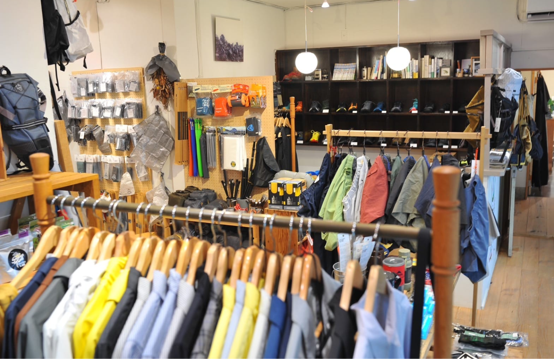 ここにくれば、ウェアからギアまで、ひととおり揃えることができる。バラエティに富んだ商品も多数。