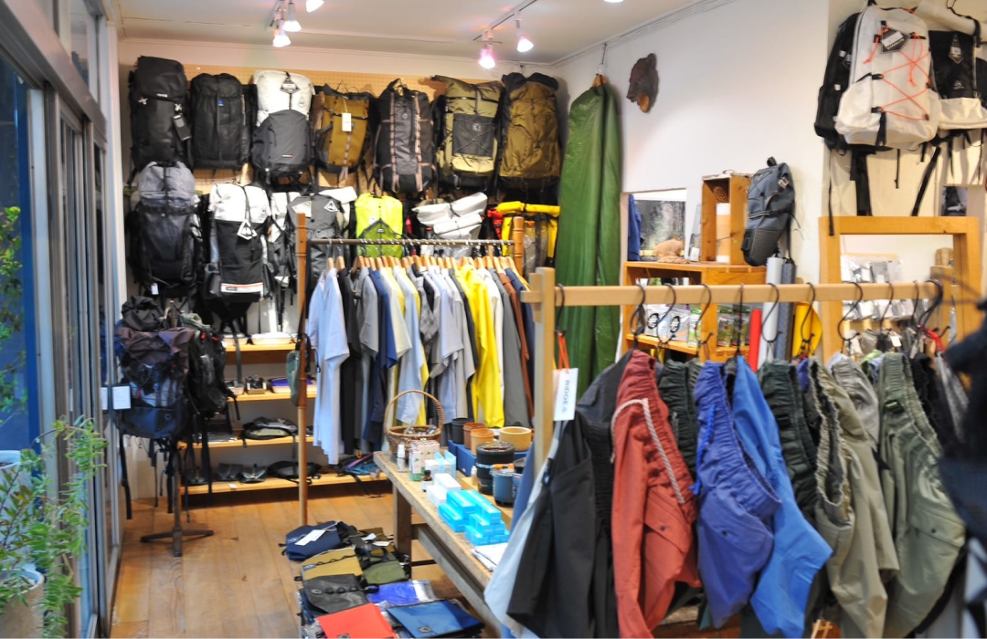 〈山と道〉の品揃えは特に多い。ショーツやザックなどは、サイズ、カラーともに豊富。