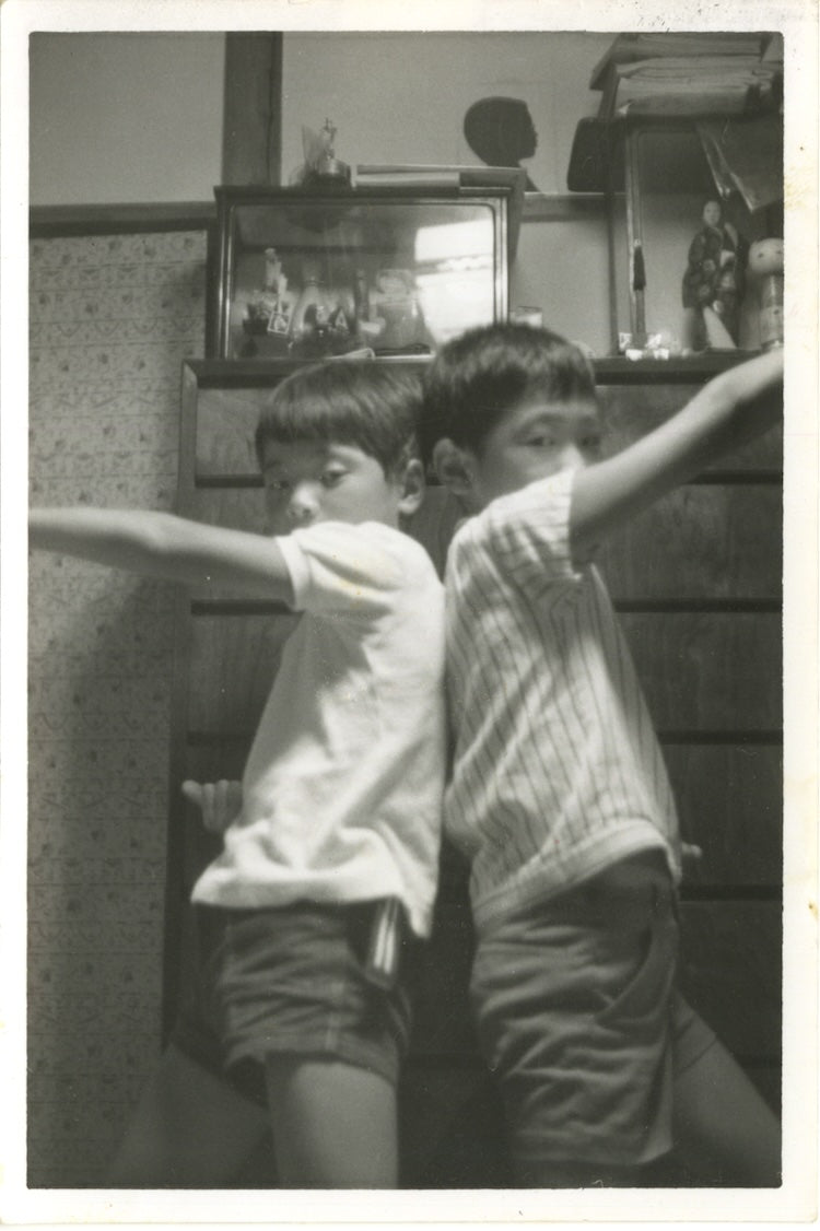 During elementary school, he was playing Kamen Rider at his cousin's house. Kitamura is on the left, and the photo was probably taken by his father.