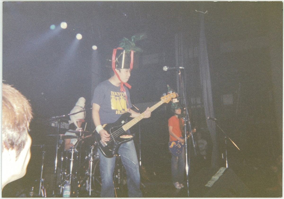 1991年にの記念すべき第1回目の「LONDON NITE X'mas Special」に出演したHi-STANDARD。写真は頭にリボンをつけたボーカル＆ベースの難波章浩さん。