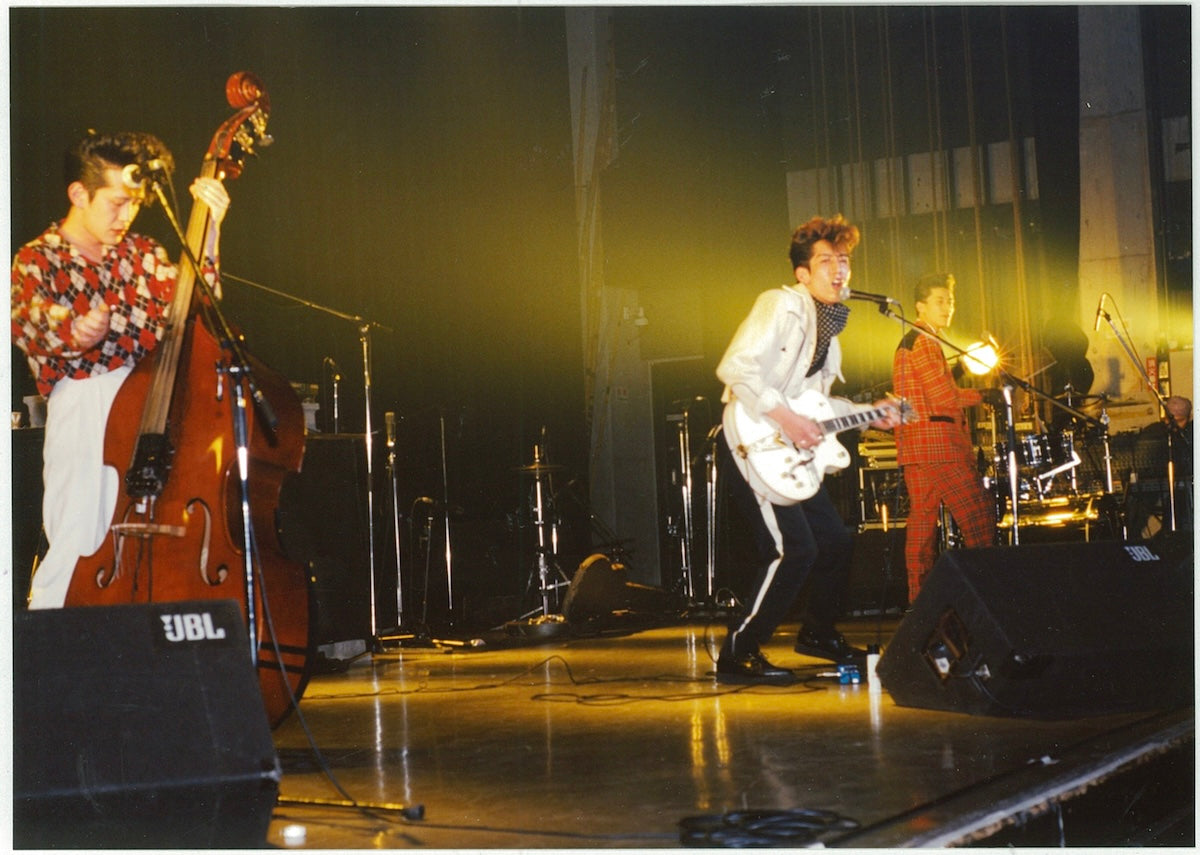 1990年に札幌で結成されたロカビリーバンドのSIDE-ONEも出演。Hi-STANDARD、SIDE-ONE、STRIKES、GRAPHIC TOMB STONEの4組が初回の「LONDON NITE X'mas Special」に出演した。